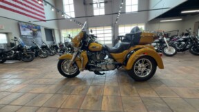 2023 Harley-Davidson® Tri Glide® Ultra Prospect Gold/Vivid Black thumb 3