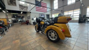 2023 Harley-Davidson® Tri Glide® Ultra Prospect Gold/Vivid Black thumb 2