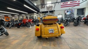 2023 Harley-Davidson® Tri Glide® Ultra Prospect Gold/Vivid Black thumb 1