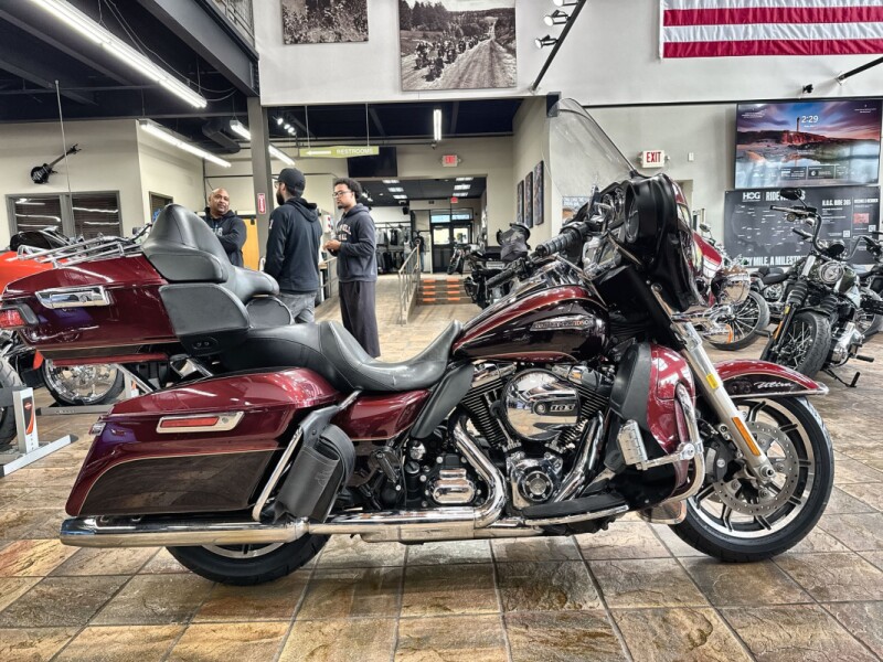 2015 Harley-Davidson® Electra Glide® Ultra Classic® Low Two-Tone Mysterious Red Sunglo/Blackened Cay