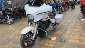 2024 Harley-Davidson® Street Glide® White Onyx Pearl thumb 1