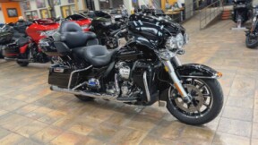 2017 Harley-Davidson® Ultra Limited Vivid Black thumb 3
