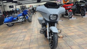 2024 Harley-Davidson® Street Glide® Billiard Gray thumb 2