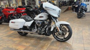 2024 Harley-Davidson® Street Glide® White Onyx Pearl thumb 3