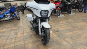 2024 Harley-Davidson® Street Glide® White Onyx Pearl thumb 2