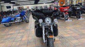 2017 Harley-Davidson® Ultra Limited Vivid Black thumb 2