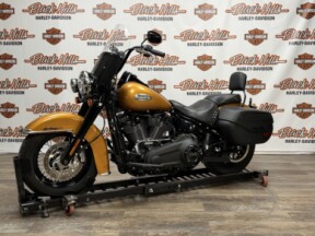 2023 Harley-Davidson® FLHCS Heritage Classic thumb 3