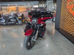 2017 Harley-Davidson® CVO™ Street Glide® FLHXSE thumb 2