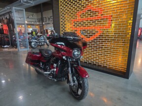 2017 Harley-Davidson® CVO™ Street Glide® FLHXSE thumb 3