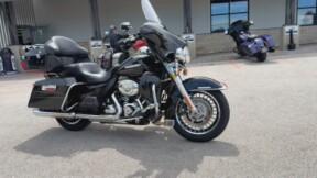 2011 Harley-Davidson® Electra Glide® Ultra Limited Vivid Black thumb 3