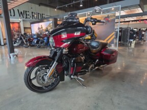 2017 Harley-Davidson® CVO™ Street Glide® FLHXSE thumb 1