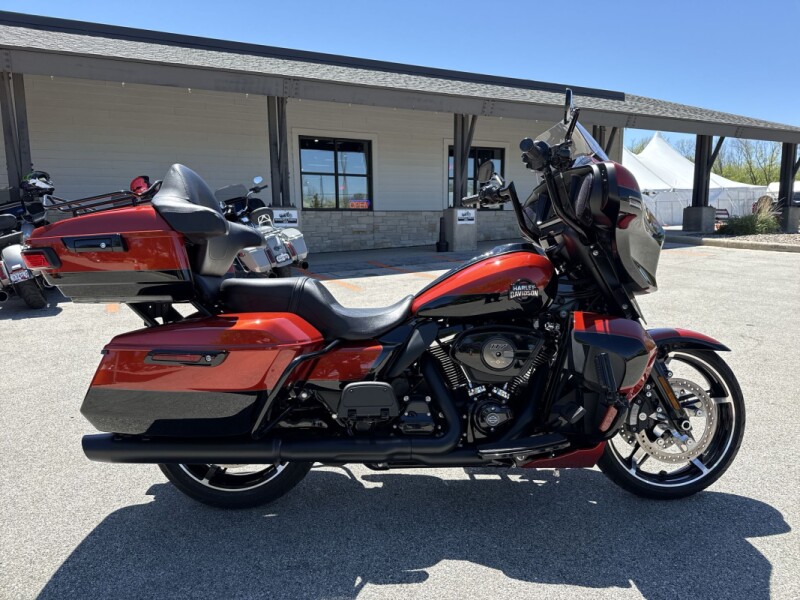 2025 Harley-Davidson® Street Glide® Ultra Whiskey Fire / Vivid Black - Black Finish