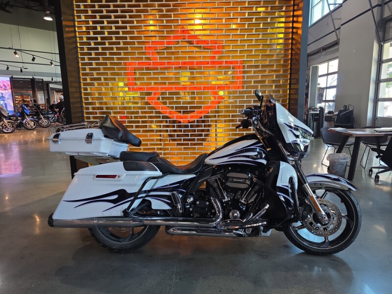 FLHXSE 2016 CVO™ Street Glide®