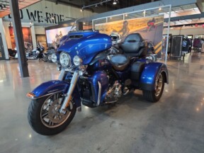 2017 Harley-Davidson® Tri Glide® Ultra FLHTCUTG thumb 1