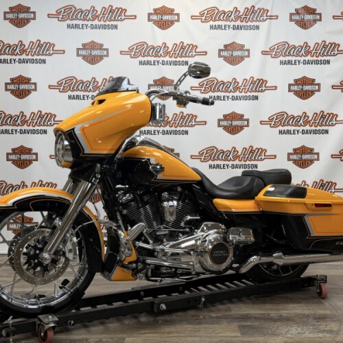 2022 Harley-Davidson® FLHXSE CVO™ Street Glide® thumb 3