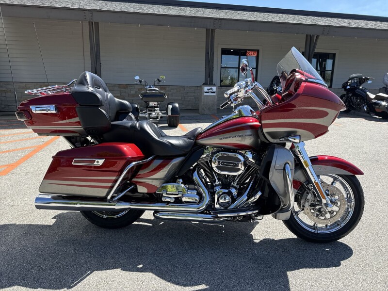 2016 Harley-Davidson® CVO™ Road Glide® Ultra Ruby Red/Palladium Silver