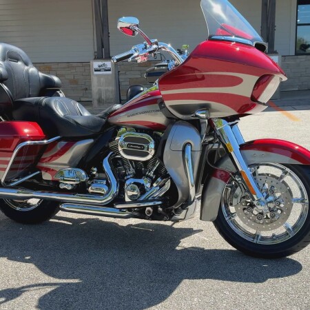 2016 Harley-Davidson® CVO™ Road Glide® Ultra Ruby Red/Palladium Silver thumb 3