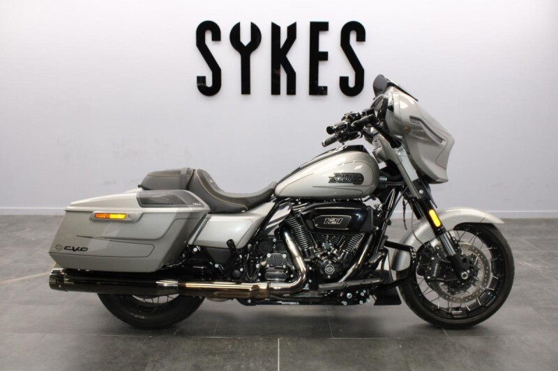 2023 Harley-Davidson FLHXSE CVO Street Glide in Dark Platinum
