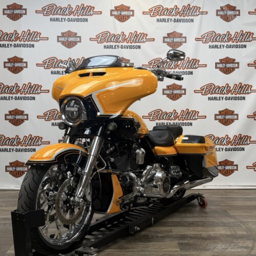 2022 Harley-Davidson® FLHXSE CVO™ Street Glide® thumb 2