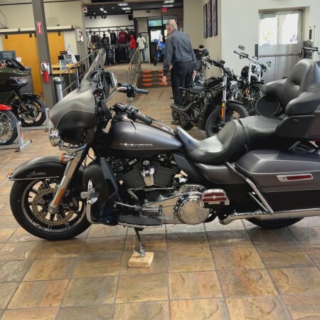 2017 Harley-Davidson® Ultra Limited Low Two-Tone Charcoal Denim/Black Denim thumb 0