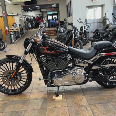 2024 Harley-Davidson® Breakout® 117 Vivid Black thumb 0