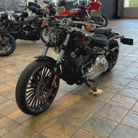 2024 Harley-Davidson® Breakout® 117 Vivid Black thumb 1