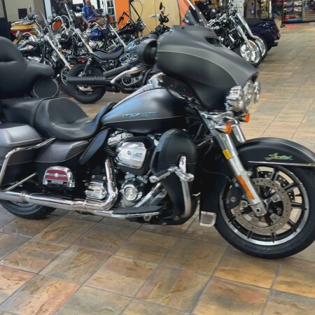 2017 Harley-Davidson® Ultra Limited Low Two-Tone Charcoal Denim/Black Denim thumb 3