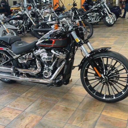 2024 Harley-Davidson® Breakout® 117 Vivid Black thumb 3