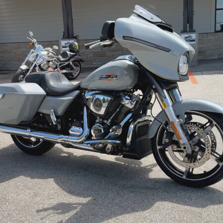 2024 Harley-Davidson® Street Glide® Billiard Gray thumb 3