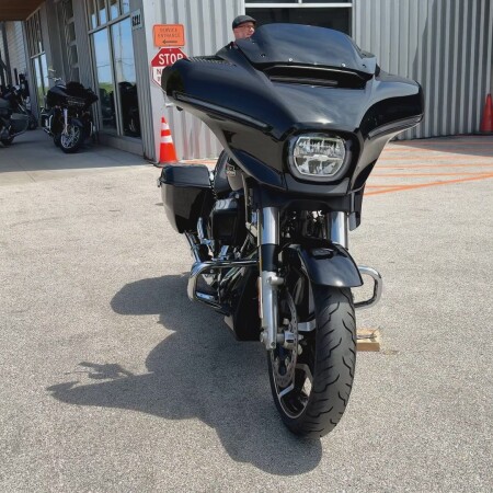 2024 Harley-Davidson® Street Glide® Vivid Black thumb 2