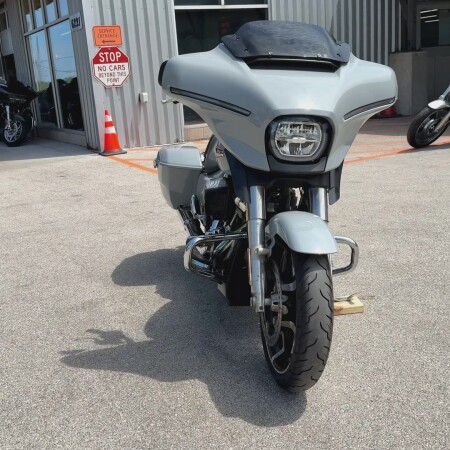 2024 Harley-Davidson® Street Glide® Billiard Gray thumb 2