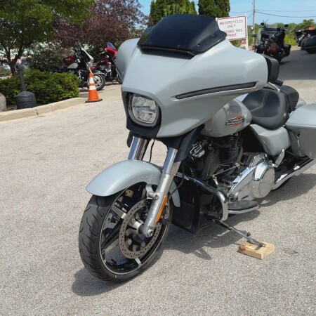 2024 Harley-Davidson® Street Glide® Billiard Gray thumb 1