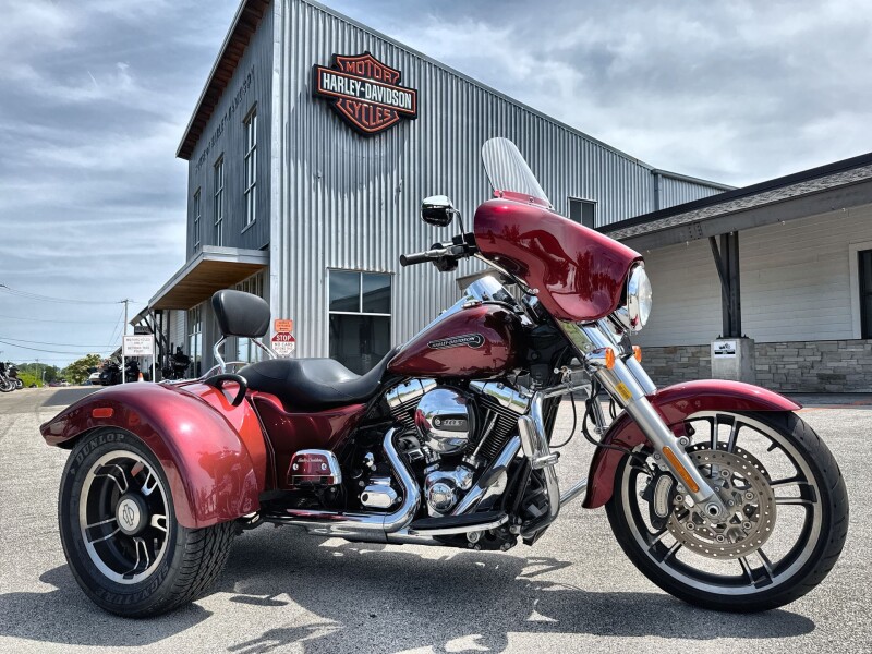 2016 Harley-Davidson® Freewheeler® Velocity Red Sunglo