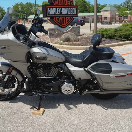 2023 Harley-Davidson® CVO™ Road Glide® Dark Platinum w/Pinstripe thumb 0