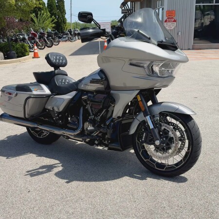 2023 Harley-Davidson® CVO™ Road Glide® Dark Platinum w/Pinstripe thumb 3