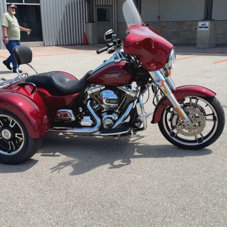 2016 Harley-Davidson® Freewheeler® Velocity Red Sunglo thumb 3