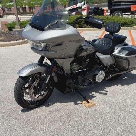 2023 Harley-Davidson® CVO™ Road Glide® Dark Platinum w/Pinstripe thumb 1