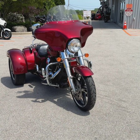 2016 Harley-Davidson® Freewheeler® Velocity Red Sunglo thumb 2
