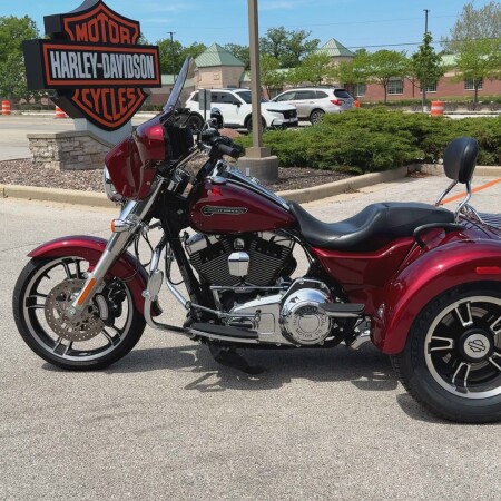 2016 Harley-Davidson® Freewheeler® Velocity Red Sunglo thumb 0