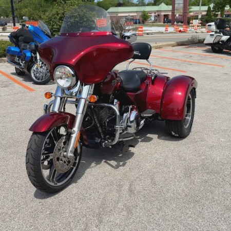 2016 Harley-Davidson® Freewheeler® Velocity Red Sunglo thumb 1