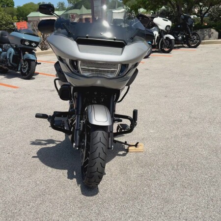 2023 Harley-Davidson® CVO™ Road Glide® Dark Platinum w/Pinstripe thumb 2