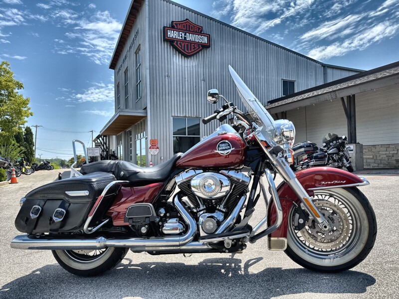 2010 Harley-Davidson® Road King® Classic Red Hot Sunglo