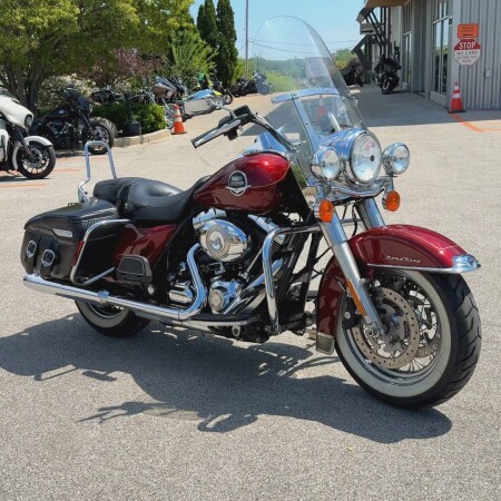 2010 Harley-Davidson® Road King® Classic Red Hot Sunglo thumb 3