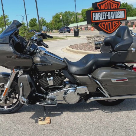 2018 Harley-Davidson® Road Glide® Ultra Industrial Gray thumb 0