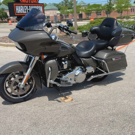 2018 Harley-Davidson® Road Glide® Ultra Industrial Gray thumb 1