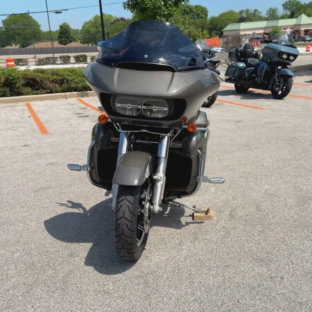 2018 Harley-Davidson® Road Glide® Ultra Industrial Gray thumb 2