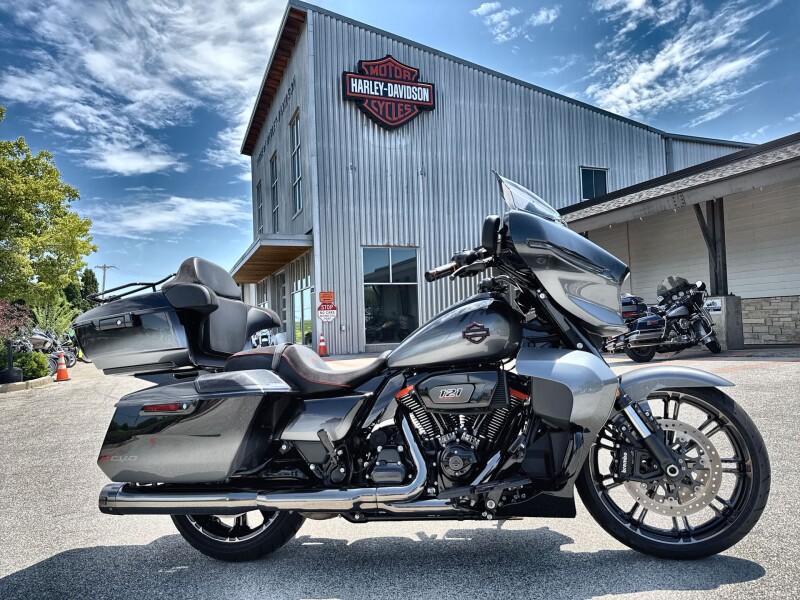 2025 Harley-Davidson® CVO™ Street Glide® Raven Fade