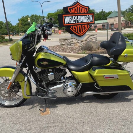 2011 Harley-Davidson® Street Glide® Apple Green/Vivid Black thumb 0