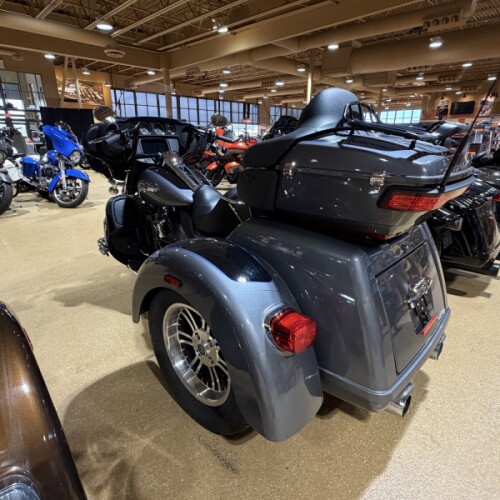 2022 Harley-Davidson® FLHTCUTG Tri Glide® Ultra thumb 3