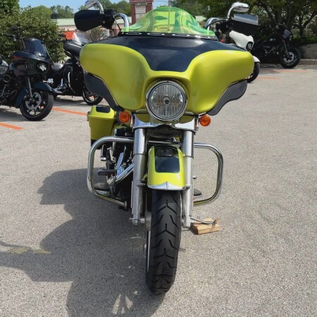 2011 Harley-Davidson® Street Glide® Apple Green/Vivid Black thumb 2
